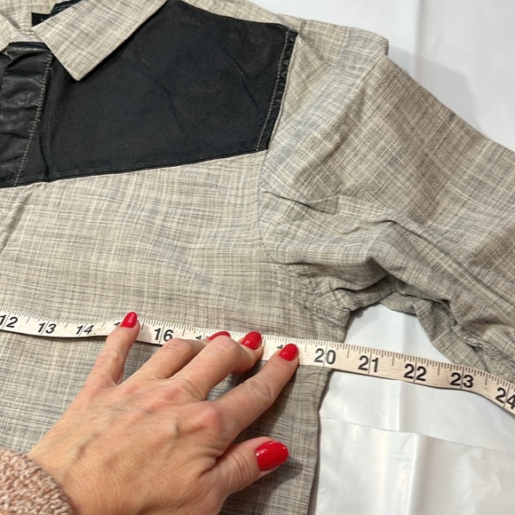 Guess gray Button down Black faux leather shoulders Men's Shirt sz medium 90s M - Picture 8 of 14